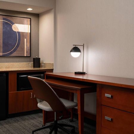 Courtyard By Marriott Bakersfield Hotel Exterior photo