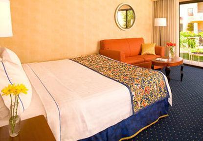 Courtyard By Marriott Bakersfield Hotel Room photo
