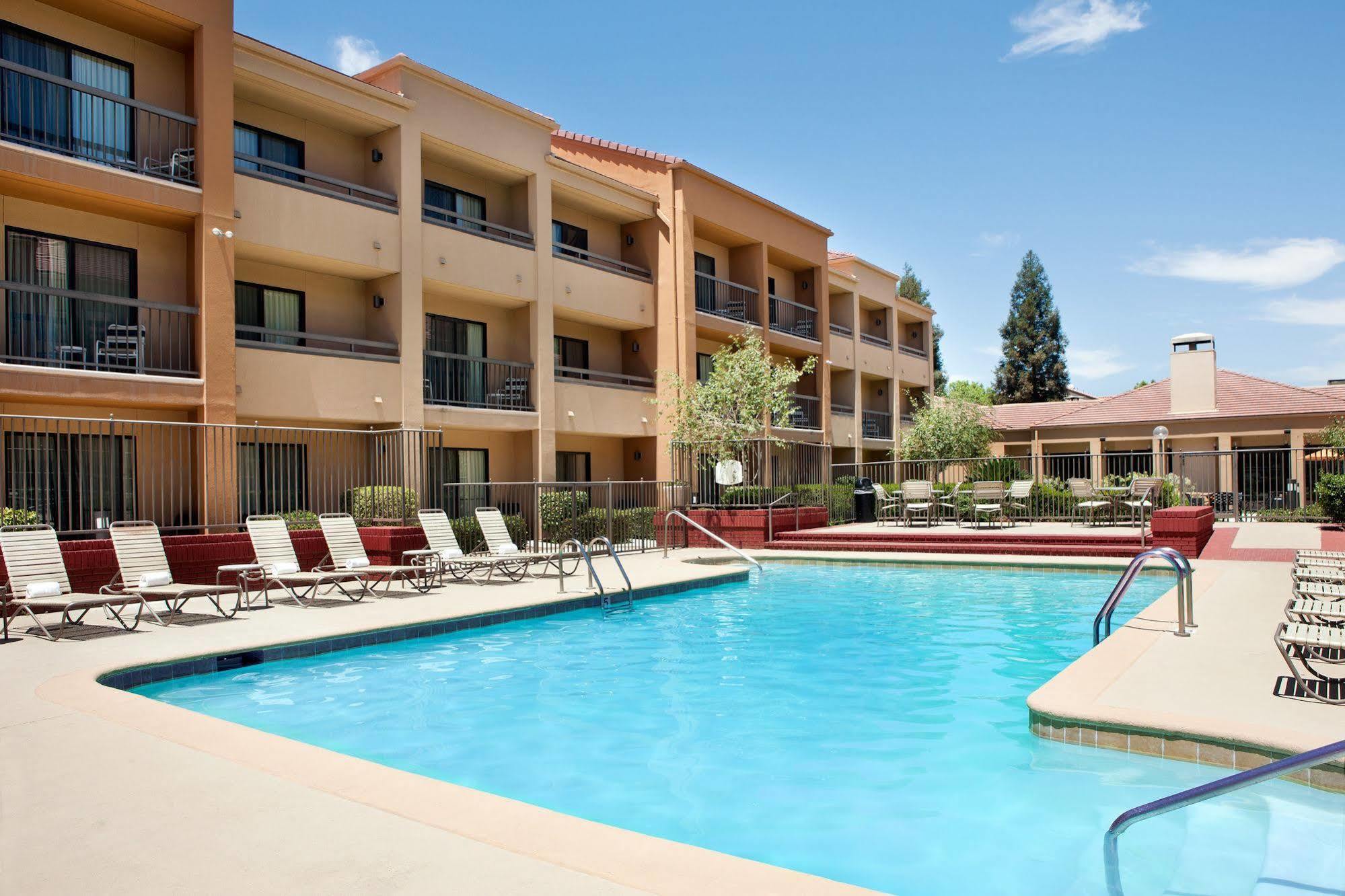 Courtyard By Marriott Bakersfield Hotel Exterior photo